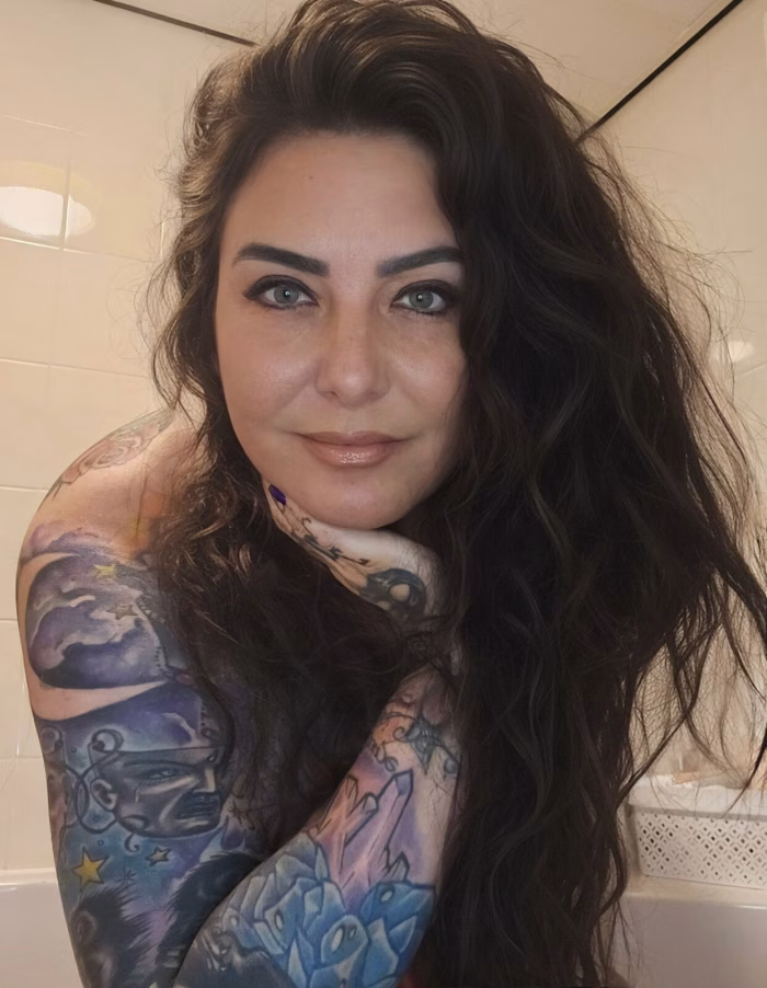Tattoo Bayo – Porträt eines Tattoo-Modells mit sichtbaren Tattoos