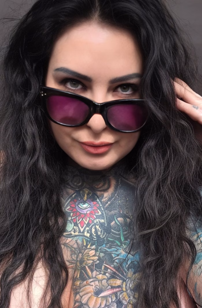 Tattoo: Bayo, Tattoo-Model, Porträt mit Sonnenbrille