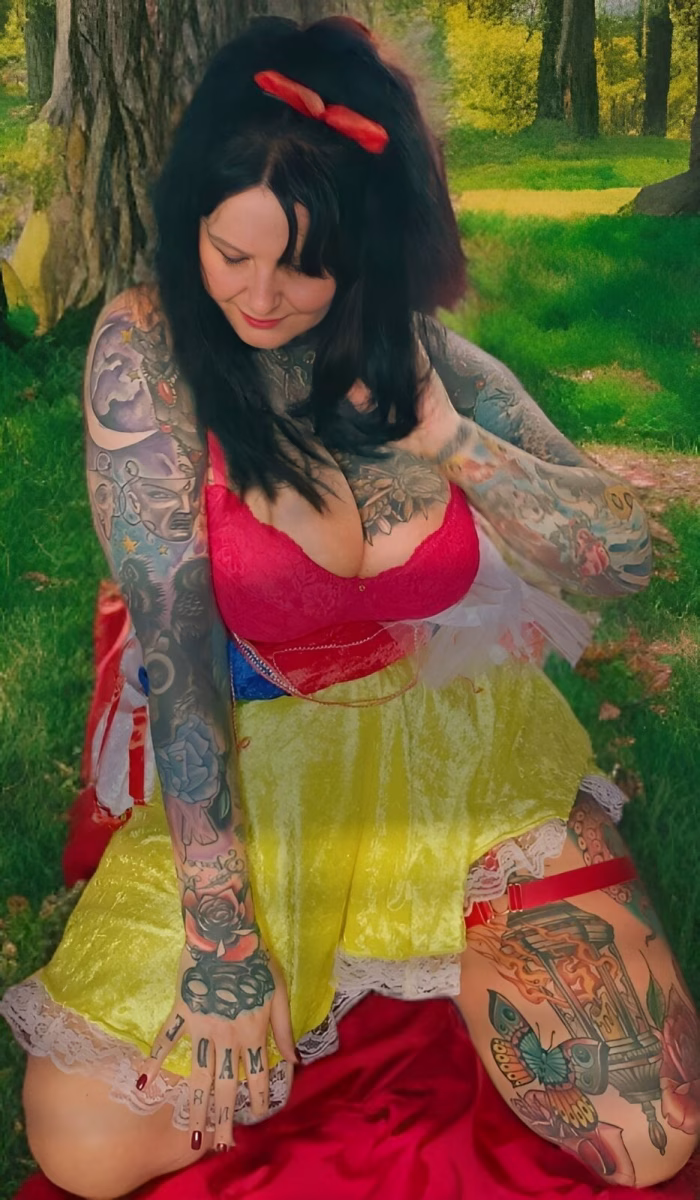 Tattoo-Model Bayo im Schneewittchen-Kostüm mit Tattoos