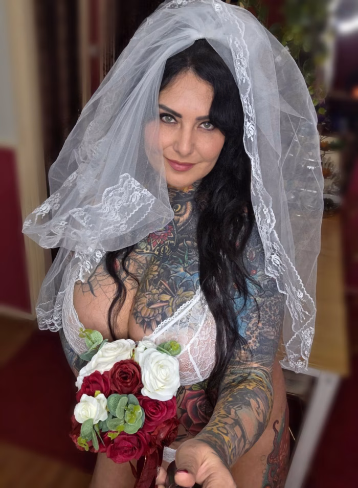 Tattoo Bayo – Tattoo-Model mit Brautschleier und Blumenstrauß